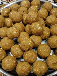 पौष्टीक मेथीचे लाडू (methiche laddo recipe in marathi) रेसिपी चे मुख्य फोटो