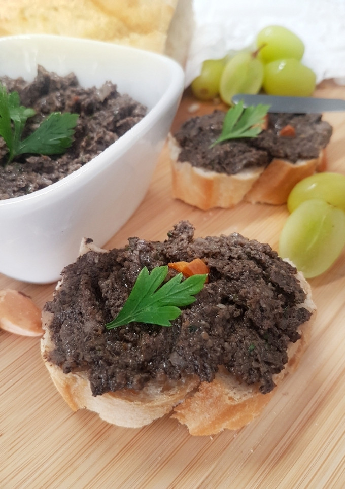 Una foto de Paté de champiñones, almendras y Jerez