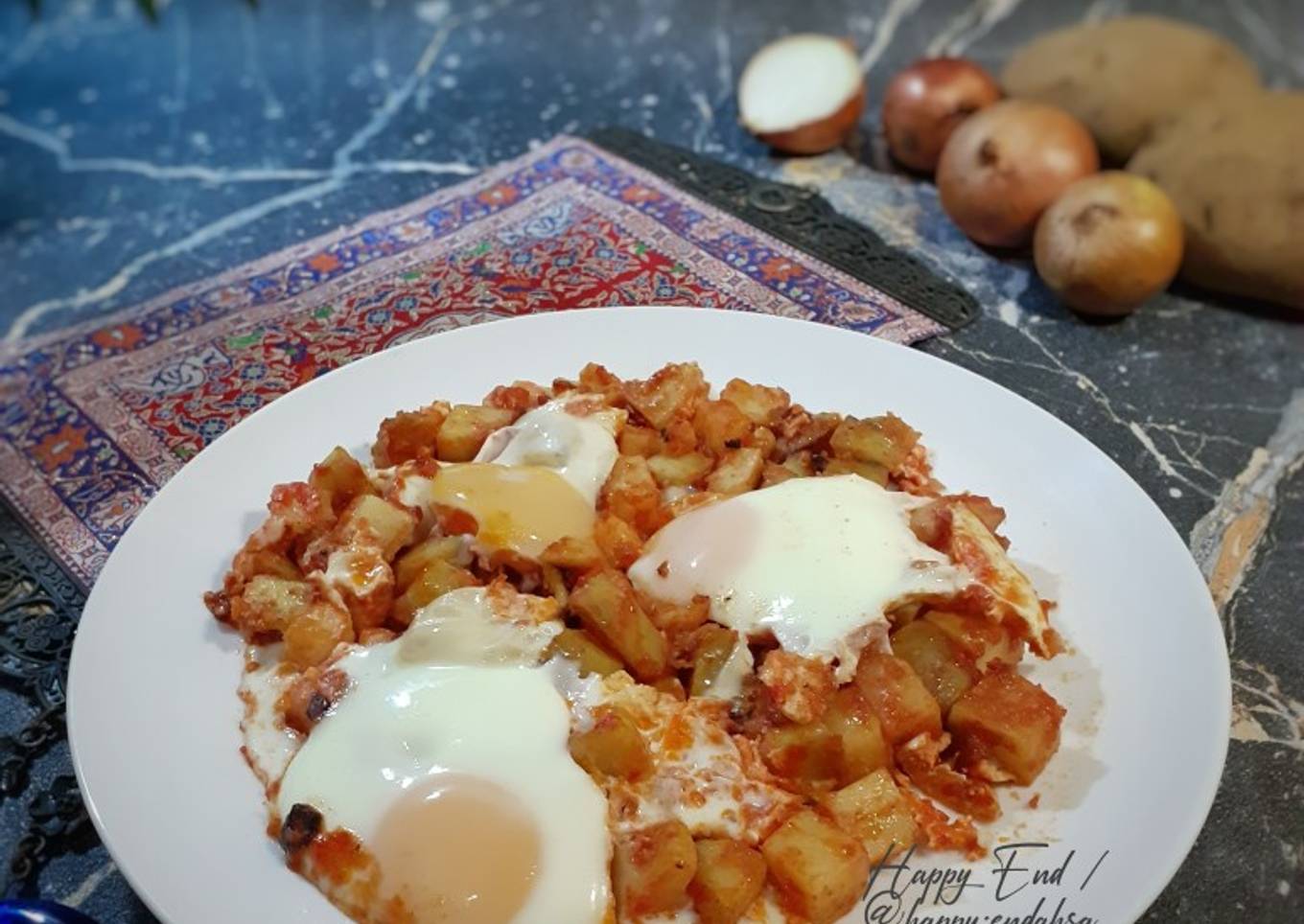 Domates Soslu Yumurtalı Patates (Kentang Saus Tomat dan Telur)