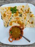 Quesadillas con nopales, queso y salsa de tomatillo milpero