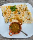 Quesadillas con nopales, queso y salsa de tomatillo milpero