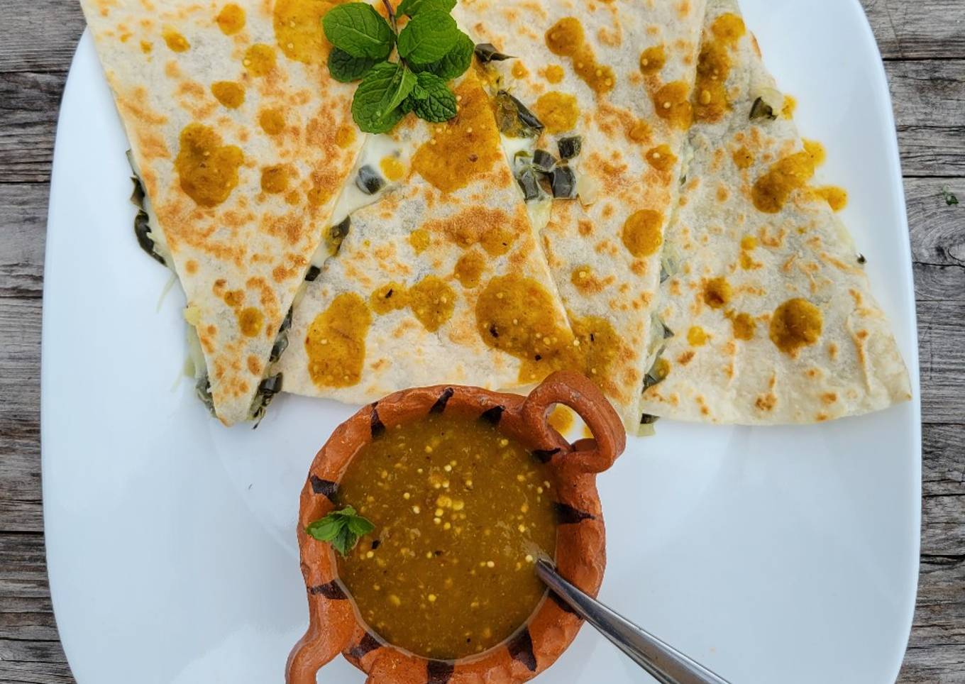 Quesadillas con nopales, queso y salsa de tomatillo milpero