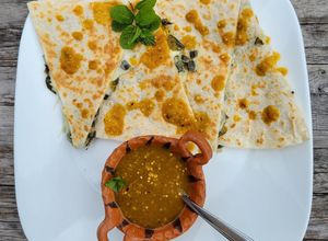 Una foto de Quesadillas con nopales, queso y salsa de tomatillo milpero