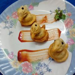 A picture of Duck shape samosa.