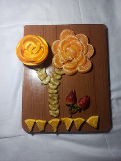 صورة لوصفة سلاطة فواكه على شكل ورد 🥀🌹
