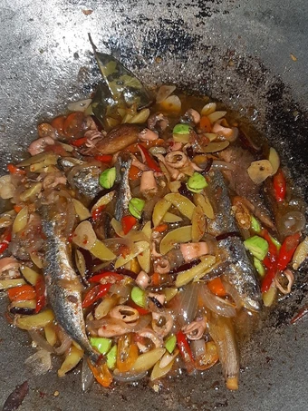 Langkah Mudah untuk Membuat Resep  Tumis pindang campur2 dapoer malika yang Bikin Ngiler, Bikin Ketagihan