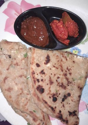 સ્ટફ પાલક પનીર ચીઝ પરોઠા (Stuffed Palak Paneer Cheese Paratha Recipe In Gujarati) રેસીપી મુખ્ય ફોટો