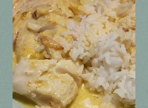 Une photo de Filet de cabillaud au curry et riz nature