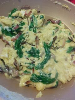 Foto de Omelete de cebola roxa e espinafre