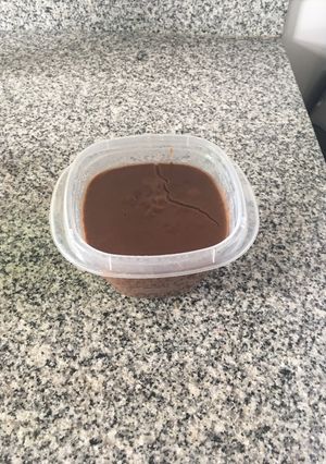 Una foto de Postre tipo royal vegano de chocolate en 5 min con 4 ingredientes