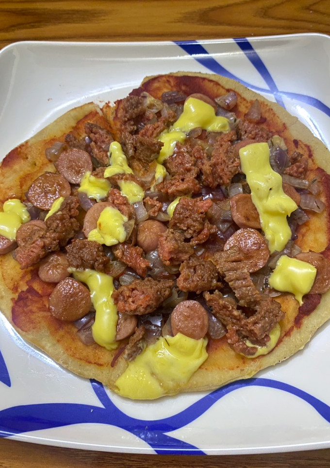 A picture of Pizza on pan.