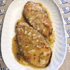A picture of Salmon in White Sauce.