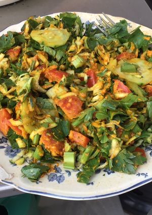 Une photo de Salade de concombre céleri tomates et pignons sauce curry