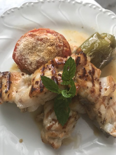 Una foto de Rape en aliño de miel y mostaza, a la plancha, con tomate y pimiento rellenosde arroz y hierbas