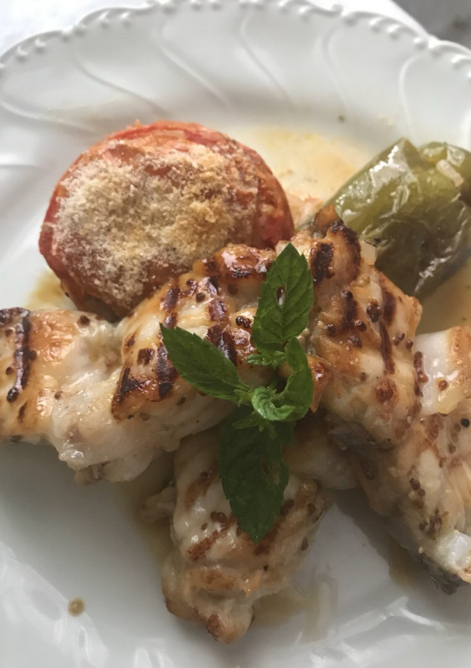 Una foto de Rape en aliño de miel y mostaza, a la plancha, con tomate y pimiento rellenosde arroz y hierbas
