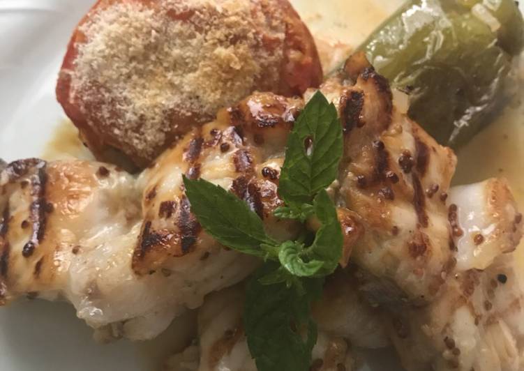 Rape en aliño de miel y mostaza, a la plancha, con tomate y pimiento rellenos
de arroz y hierbas