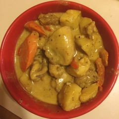 A picture of Chicken curry (Filipino style).