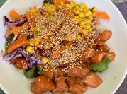 Una foto de ensalada de verano con lechuga