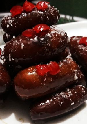 A picture of Gulab jamun from leftover roti.