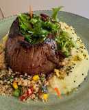 Medalhão de Carne com Puré de Batata, Cuscuz de Legumes