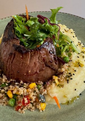 Foto de Medalhão de Carne com Puré de Batata, Cuscuz de Legumes