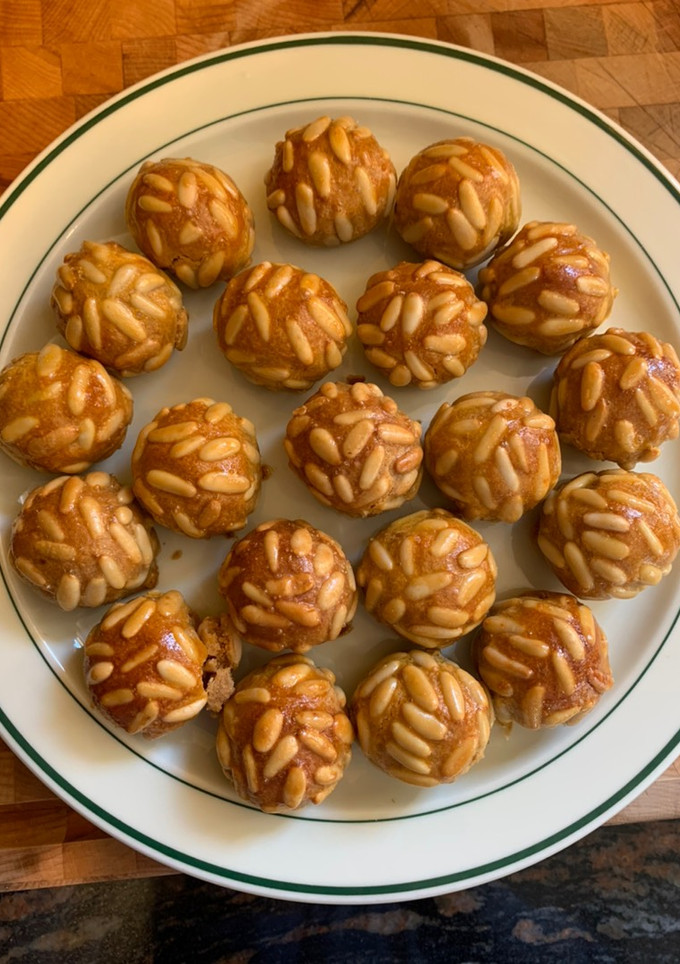 Una foto de Panallets con piñón (boniato)