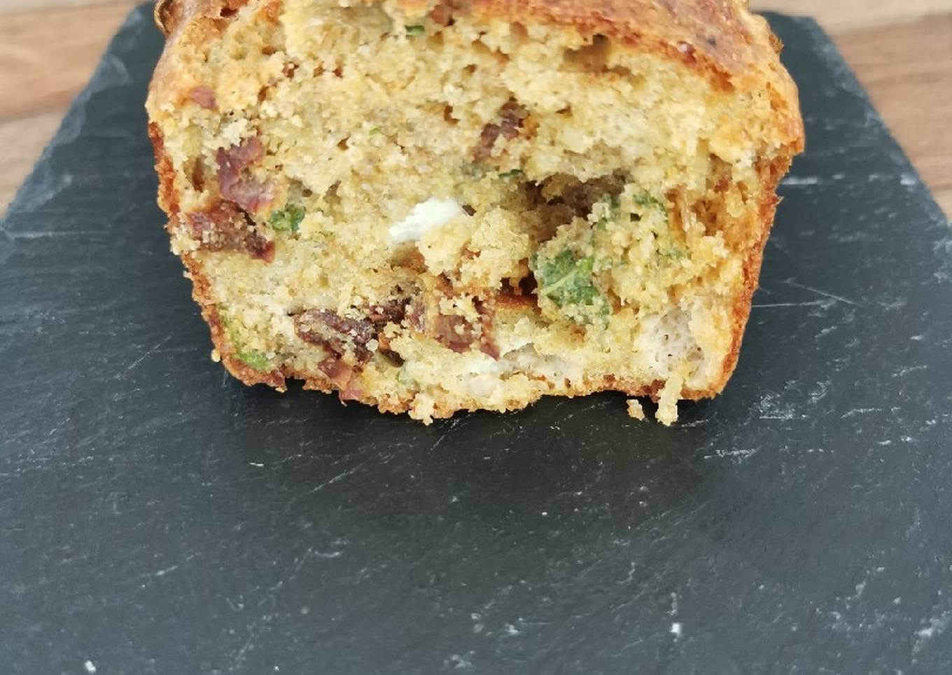 Cake aux tomates séchées, fêta et basilic