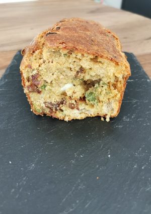 Une photo de Cake aux tomates séchées, feta et basilic