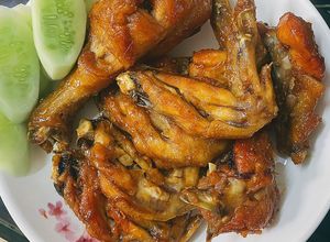 Hình của món Tỏi gà, cánh gà chiên mắm.