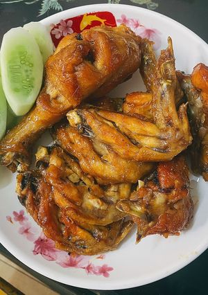 Hình của món Tỏi gà, cánh gà chiên mắm.