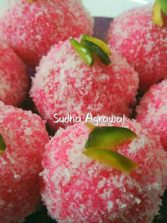 रोज़ कोकोनट लड्डू (Rose Coconut laddu recipe in Hindi) रेसिपी मुख्य फोटो