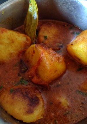 আলুর দম (aloor dum recipe in Bengali) রেসিপির প্রধান ছবি