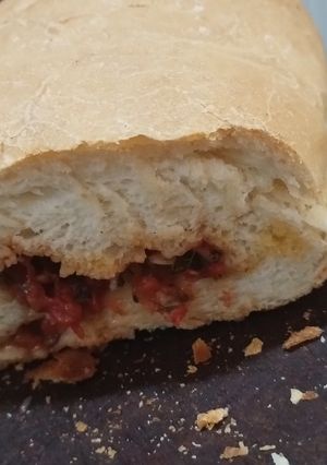 Una foto de Pan con tomate y albahaca