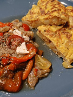 Una foto de Tortilla de patatas con ensalada de escalivada y tomates cherry