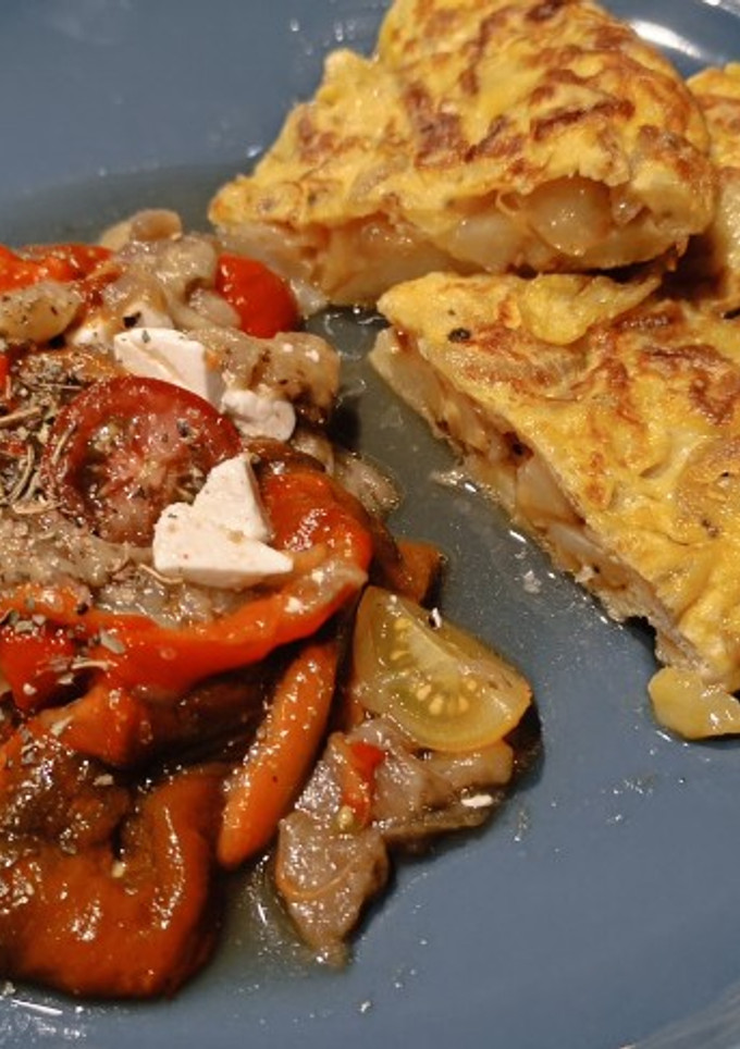 Una foto de Tortilla de patatas con ensalada de escalivada y tomates cherry