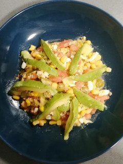 Una foto de Ensalada con vinagreta de pepinillos y aceitunas