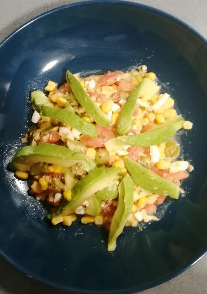 Una foto de Ensalada con vinagreta de pepinillos y aceitunas