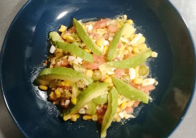 Ensalada con vinagreta de pepinillos y aceitunas