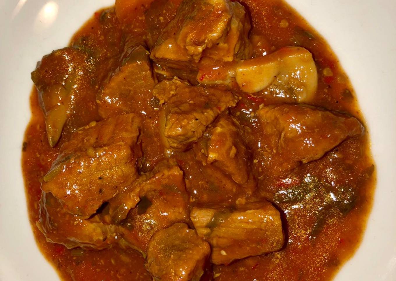 Trocitos de res en salsa de tomate