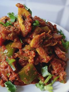 कढाई मशरूम मसाला (kadhai mushroom masala recipe in marathi) रेसिपी चे मुख्य फोटो