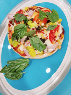 વેજી પીઝા (Veggie Pizza Recipe In Gujarati) રેસીપી મુખ્ય ફોટો