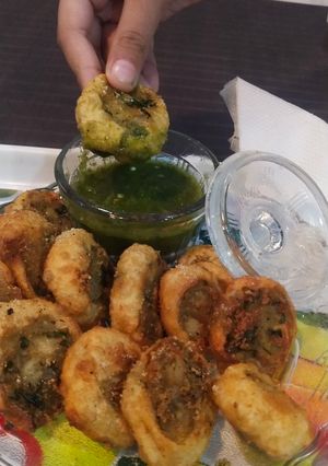 स्टफ्ड मैदा कॉइन्स (Stuffed maida coins recipe in Hindi) रेसिपी मुख्य फोटो