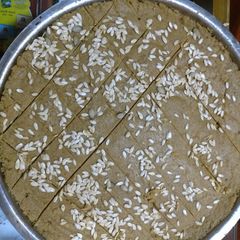A picture of Gur papdi.