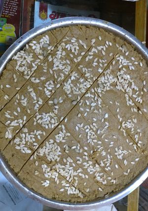 A picture of Gur papdi.