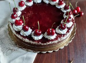O poză a rețetei Cheesecake cu ricotta, ciocolată și dulceața de vișine.