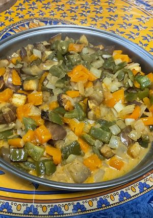 Une photo de Légumes rôtis au four au brie et sauce prune