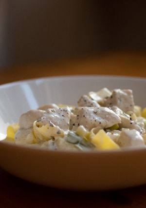 Fokhagymás-márványsajtos csirkeragu recept fotója