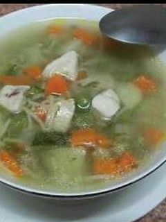 Una foto de Sopa rica de verduras con pollo /comida de Marruecos