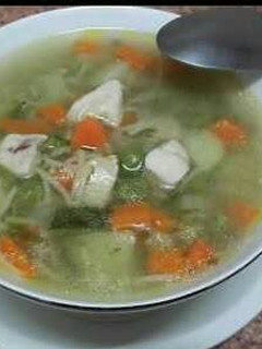 Una foto de Sopa rica de verduras con pollo /comida de Marruecos