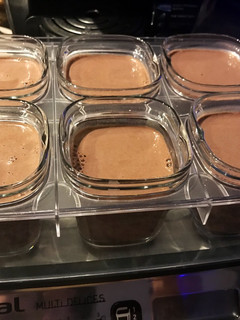 Una foto de Yogures caseros de chocolate